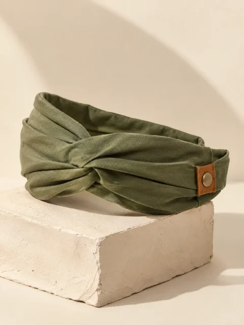 Pleat Headband, studio photo